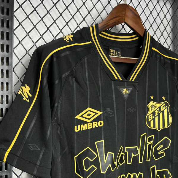 Camisa Santos Charlie Brown Jr 2024/25 -UMBRO Preto e dourado - Torcedor Masculina