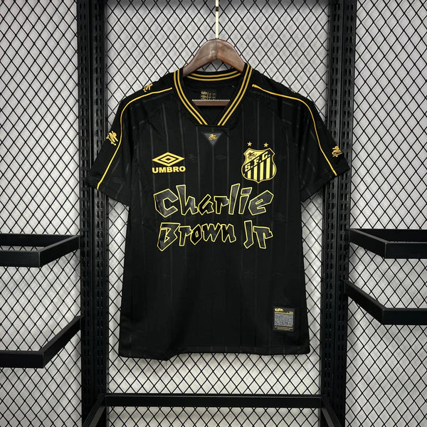 Camisa Santos Charlie Brown Jr 2024/25 -UMBRO Preto e dourado - Torcedor Masculina