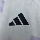 Camisa Manchester United Away 25/26 na cor lilás, modelo torcedor masculino, perfeita para os fãs dos Red Devils. Ideal para colecionar ou vestir nos dias de jogo adidas