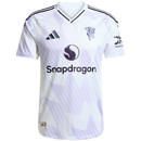 Camisa Manchester United Away 25/26 na cor lilás, modelo torcedor masculino, perfeita para os fãs dos Red Devils. Ideal para colecionar ou vestir nos dias de jogo.