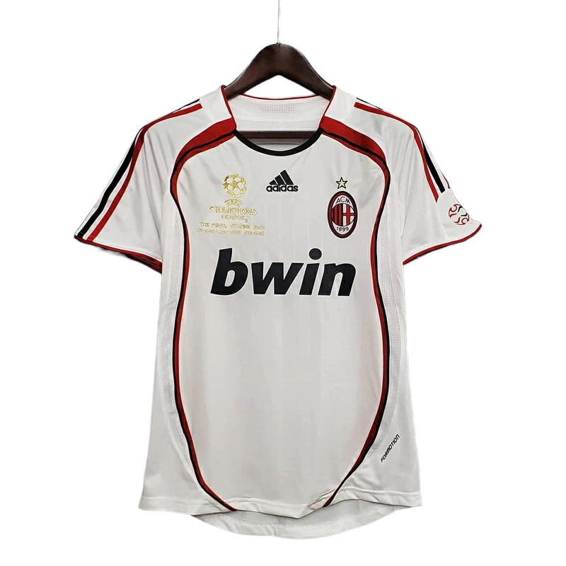 Vista frontal da clássica camisa retrô do Milan 2006/07 modelo Away, usada na final da Champions League. Detalhes fiéis à peça histórica, ideal para torcedores apaixonados.
Milan,Kaka,champions league