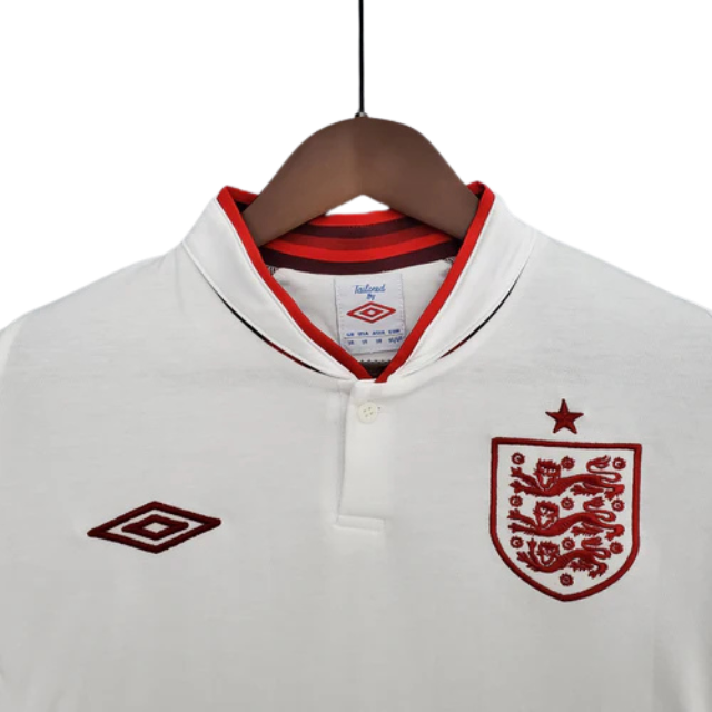 Camisa Retrô Seleção Inglaterra 2012/12 Home - Branca e detalhes vermelho