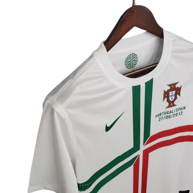 Camisa Retrô Seleção Portugal 2012/12 Away - Torcedor Masculina - Branca com detalhes vermelho e verde