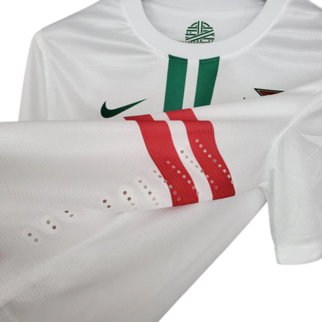 Camisa Retrô Seleção Portugal 2012/12 Away - Torcedor Masculina - Branca com detalhes vermelho e verde
