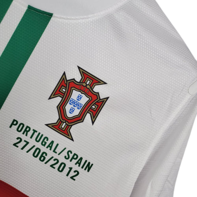 Camisa Retrô Seleção Portugal 2012/12 Away - Torcedor Masculina - Branca com detalhes vermelho e verde