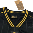 Camisa Santos Charlie Brown Jr 2024/25 -UMBRO Preto e dourado - Torcedor Masculina