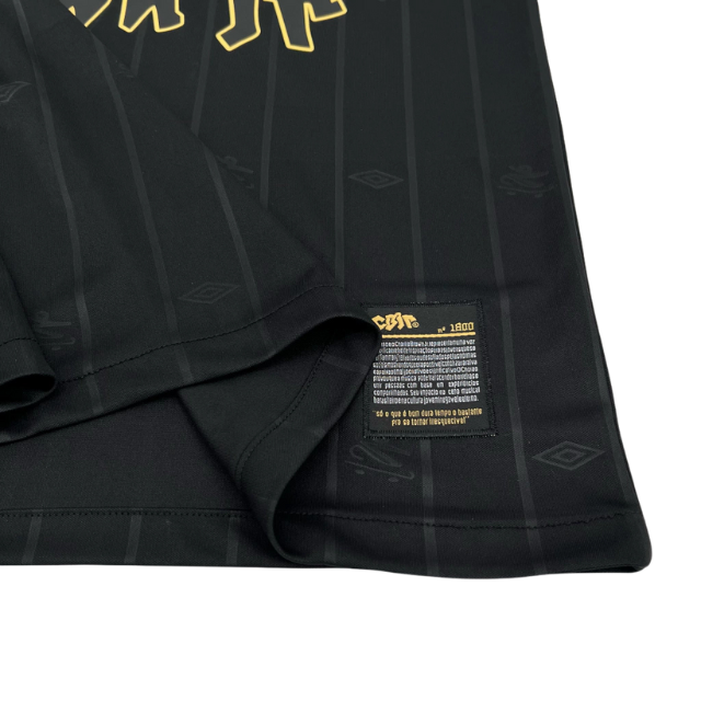 Camisa Santos Charlie Brown Jr 2024/25 -UMBRO Preto e dourado - Torcedor Masculina