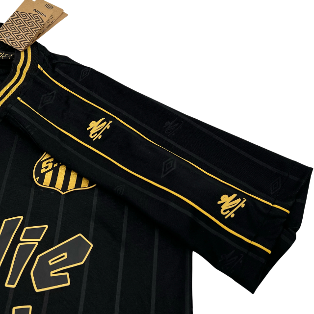 Camisa Santos Charlie Brown Jr 2024/25 -UMBRO Preto e dourado - Torcedor Masculina