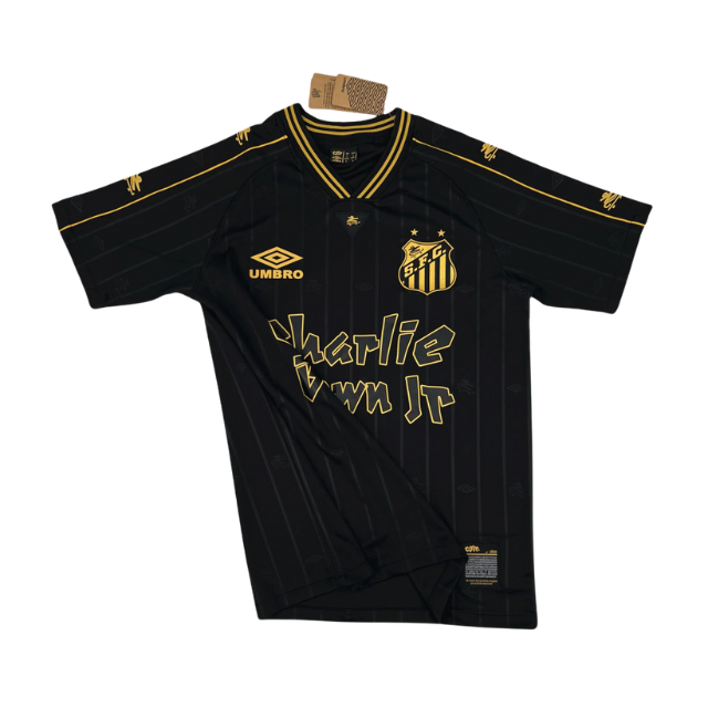 Camisa Santos Charlie Brown Jr 2024/25 -UMBRO Preto e dourado - Torcedor Masculina