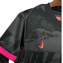 Camisa Chelsea III 24/25 - Torcedor Masculina - Preta com detalhes em rosa e amarelo e cinza