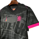 Camisa Chelsea III 24/25 - Torcedor Masculina - Preta com detalhes em rosa e amarelo e cinza