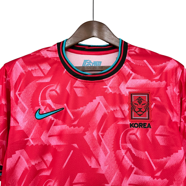 Camisa Seleção Coreia do Sul I 24/25 - Torcedor Masculina - Rosa com detalhes em azul e preto