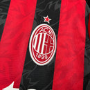  Close do escudo do AC Milan bordado na nova camisa Puma da temporada 25/26 evidenciando o acabamento premium.

