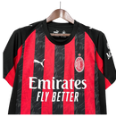 Camisa AC Milan 25/26 sendo vestida por modelo masculino, mostrando ajuste perfeito e caimento esportivo.