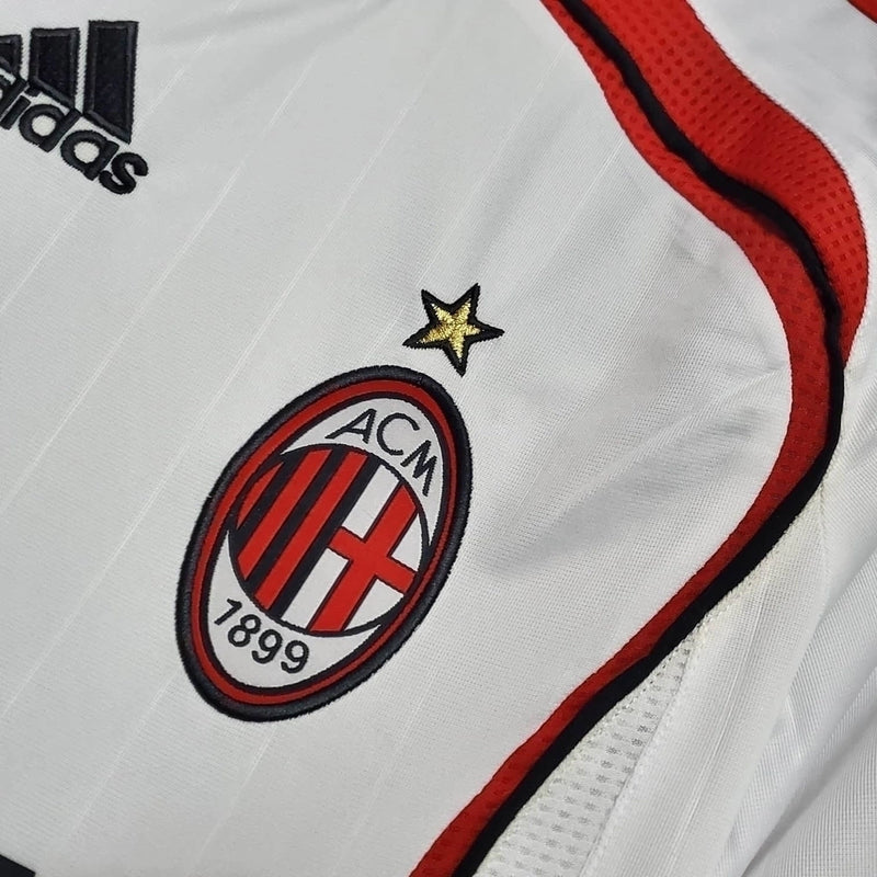 Homenagem à geração lendária de Kaká, Pirlo, Gattuso e Maldini com essa camisa histórica que marcou a final contra o Liverpool em Atenas.


