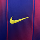 Detalhe do logo Nike bordado na camisa oficial do Barcelona, temporada 2025/26, versão torcedor.

Nike na camisa do Barcelona 2025 2026