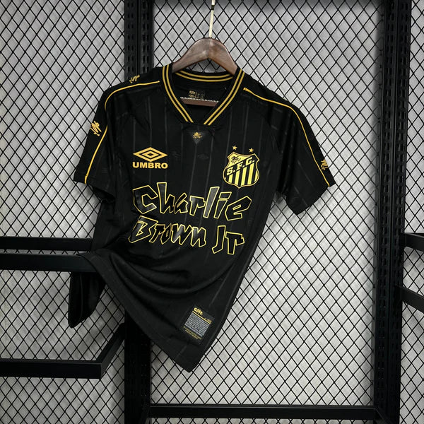 Camisa Santos Charlie Brown Jr 2024/25 -UMBRO Preto e dourado - Torcedor Masculina