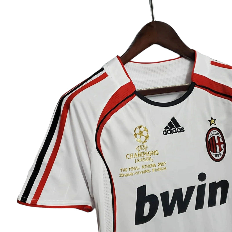 Homenagem à geração lendária de Kaká, Pirlo, Gattuso e Maldini com essa camisa histórica que marcou a final contra o Liverpool em Atenas.

