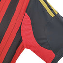 As icônicas listras verticais vermelhas e pretas da camisa retrô AC Milan 2013/14 trazem de volta a essência tradicional do clube.