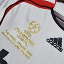 Detalhe do escudo do AC Milan e do logo Adidas da camisa usada na conquista da Champions 06/07, com acabamento premium e costura de alta qualidade.