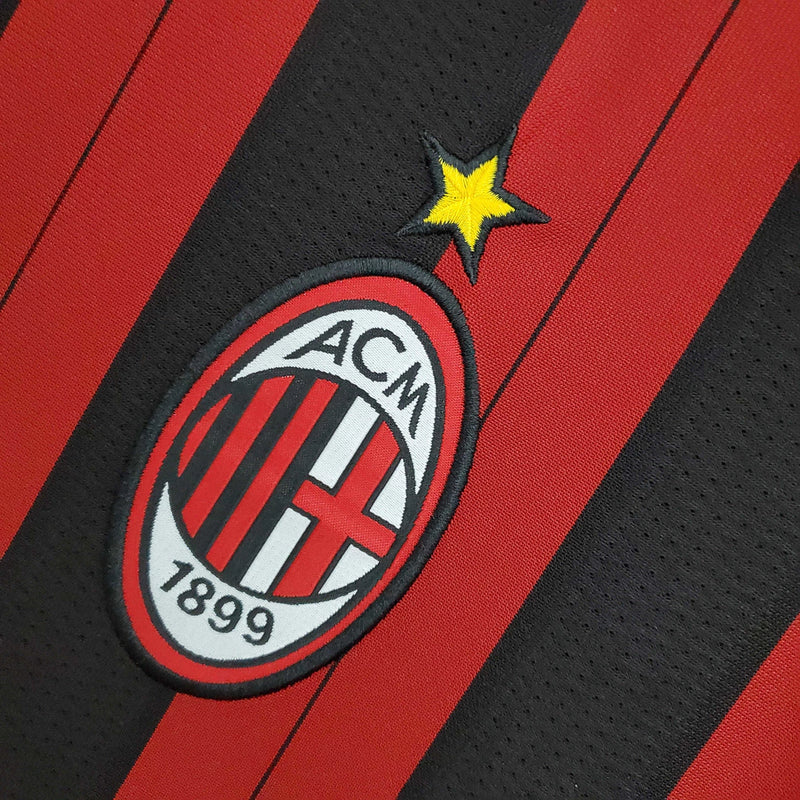 Camisa versão torcedor do Milan 2013/14 com tecido confortável e fiel ao modelo original usado nos gramados italianos.

