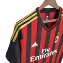Modelo usado por Kaká em seu retorno ao Milan na temporada 2013/14, camisa com pegada histórica e identidade rossonera marcante.