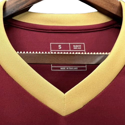 Camisa Seleção Venezuela I 24/25 - Torcedor Masculina - Vinho com detalhes em dourado