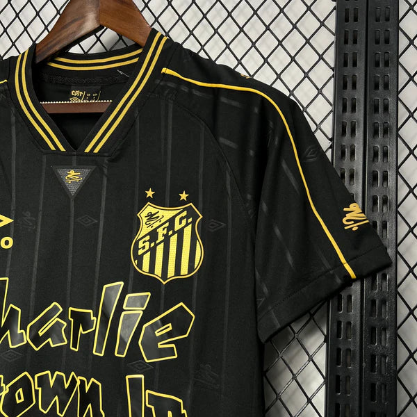 Camisa Santos Charlie Brown Jr 2024/25 -UMBRO Preto e dourado - Torcedor Masculina