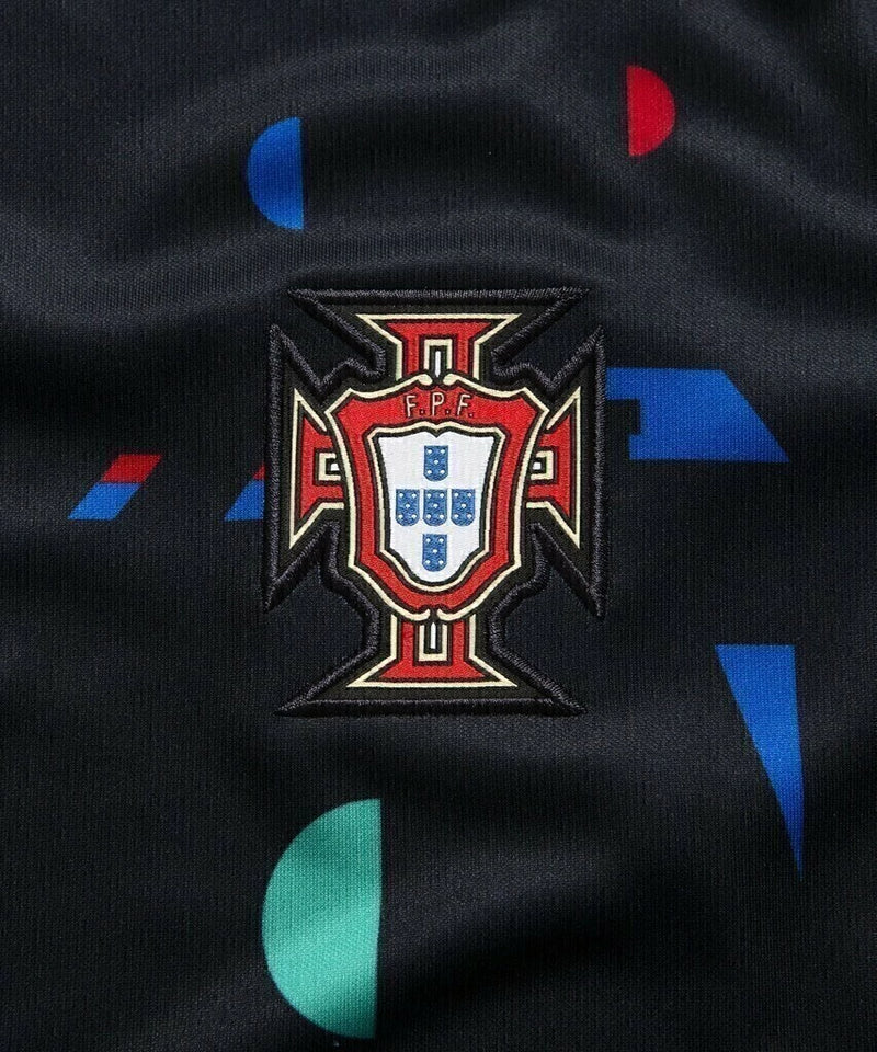 Camisa Seleção de Portugal Pré-jogo 24/25 - Torcedor Masculina - Preta com detalhes em azul e vermelho e verde