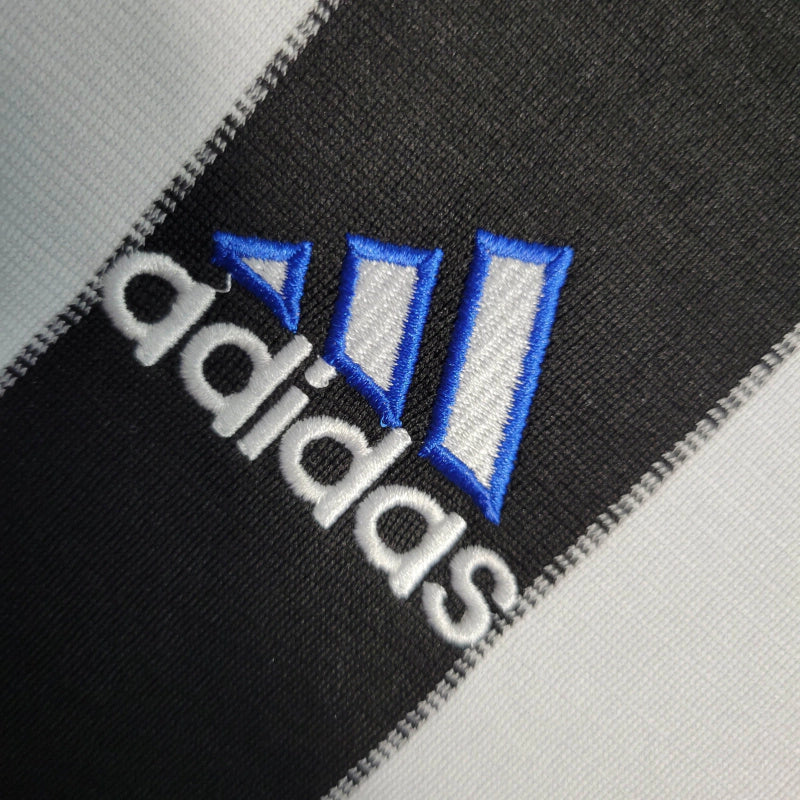 Camisa Newcastle Retrô 2000/01 - Masculina - Branca com listras pretas e detalhes em azul