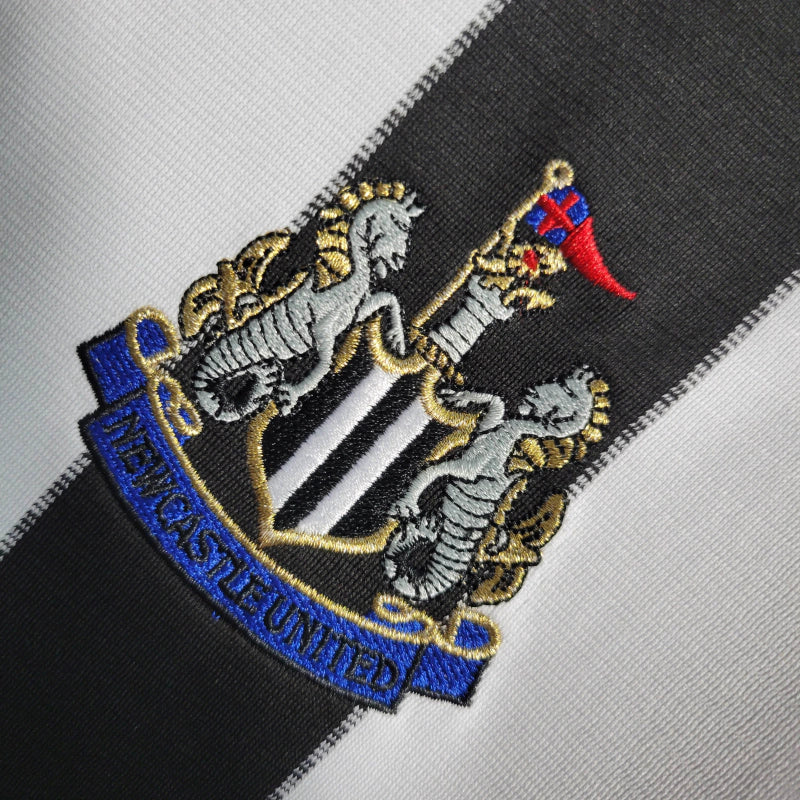 Camisa Newcastle Retrô 2000/01 - Masculina - Branca com listras pretas e detalhes em azul