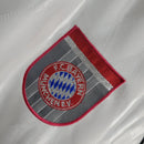 Camisa Retrô Bayern de Munique 1996/1998 - Torcedor - Branca com detalhes em azul e vermelho e preto