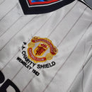 Camisa Retrô Manchester United II 1983 - Masculina - Branca com detalhes em vermelho e preto