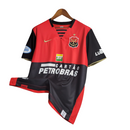 Camisa Flamengo I Retrô 07/08 Torcedor Masculina - Vermelha e preta com detalhes em dourado no escudo