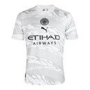 Camisa Manchester City Edição especial Ano do Dragão 24/25 - Torcedor Masculina - Azul - Branca com detalhes em cinza e preto