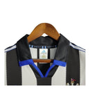 Camisa Newcastle Retrô 2000/01 - Masculina - Branca com listras pretas e detalhes em azul