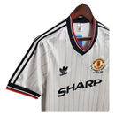 Camisa Retrô Manchester United II 1983 - Masculina - Branca com detalhes em vermelho e preto