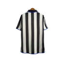 Camisa Newcastle Retrô 2000/01 - Masculina - Branca com listras pretas e detalhes em azul