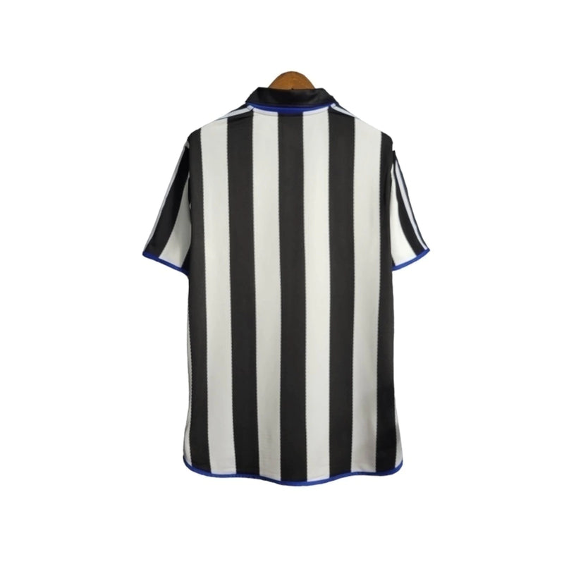 Camisa Newcastle Retrô 2000/01 - Masculina - Branca com listras pretas e detalhes em azul