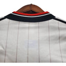 Camisa Retrô Manchester United II 1983 - Masculina - Branca com detalhes em vermelho e preto