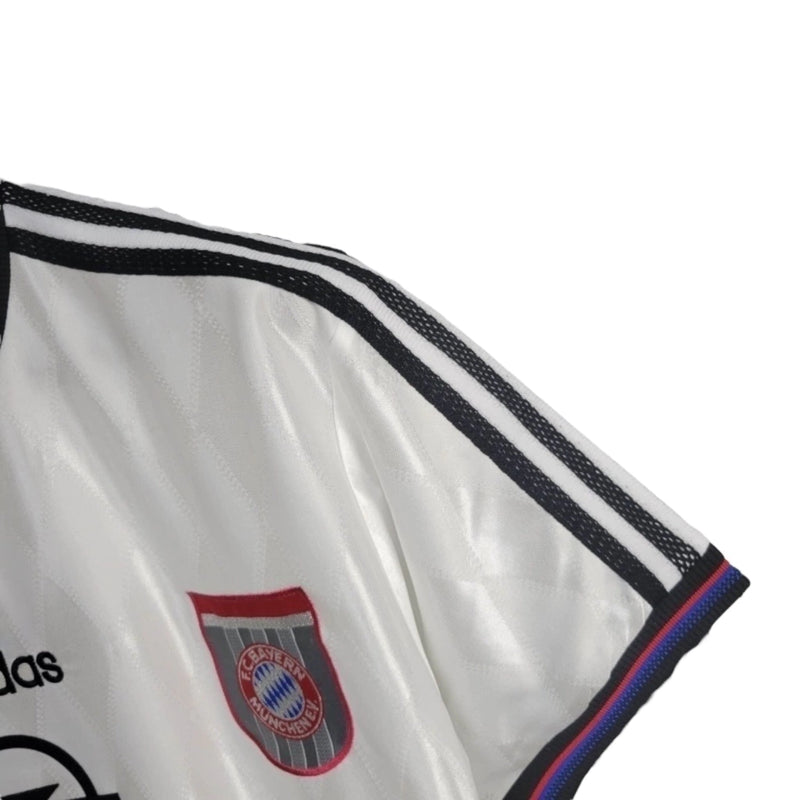 Camisa Retrô Bayern de Munique 1996/1998 - Torcedor - Branca com detalhes em azul e vermelho e preto