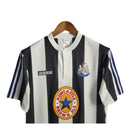 Camisa Newcastle Retrô 97/99 - Masculina - Branca com listras pretas
