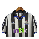 Camisa Newcastle Retrô 2000/01 - Masculina - Branca com listras pretas e detalhes em azul